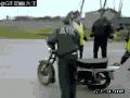 搞笑的外国警察的摩托不要人开也能跑：大哥 你摩托车跑了还不去追 。.gif