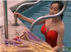 游泳池性感红色泳衣美女图片