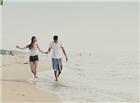 海边情侣牵手散步唯美动态图片