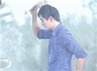 下雨天女生给男生打伞的动态图片