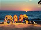 海边黄昏沙滩拖鞋图片