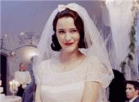 穿着白色婚纱的外国新娘甜美笑容动态图