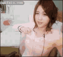 韩国李由美舔手指 美女动态图片(点击浏览下一张趣图)
