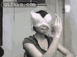 美女用胸罩当眼罩模仿奥特曼 美女搞笑gif图片(点击浏览下一张趣图)
