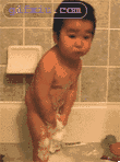 洗澡的小孩 小孩洗澡动态图片(点击浏览下一张趣图)