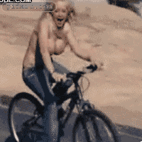 不穿内衣 美女骑自行车 外国美女 美女的屁屁图片(点击浏览下一张趣图)