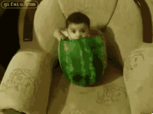 坐在西瓜的宝宝 外国宝宝搞笑图片(点击浏览下一张趣图)