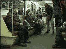 地铁恶搞 老外坐灭火器飞行(点击浏览下一张趣图)