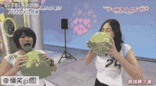 美女吹气球 日本搞笑节目(点击浏览下一张趣图)