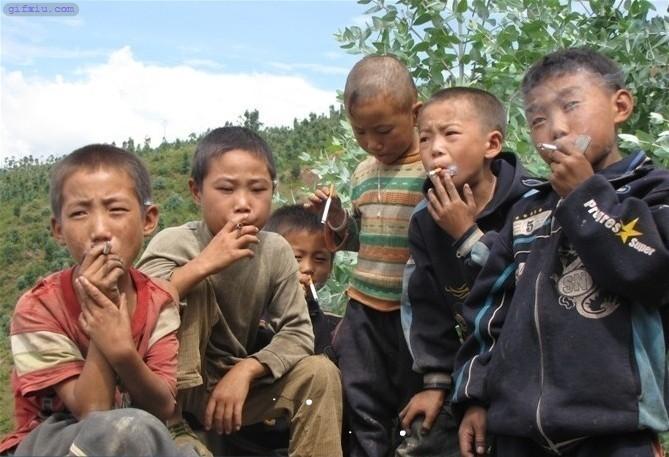 山村儿童“黑社会” 小孩抽烟图片(点击浏览下一张趣图)