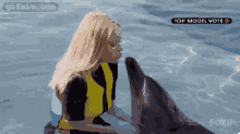 和驯兽员亲吻的海豚 动物动态图片(点击浏览下一张趣图)