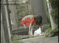 日本人变态男子大白天当街猥琐红衣女子私处(点击浏览下一张趣图)