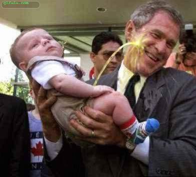 小布什被小孩尿了一脸 小布什搞笑图片(点击浏览下一张趣图)