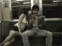 美女乘地铁睡着了被旁边男子揩油 情侣恶搞(点击浏览下一张趣图)