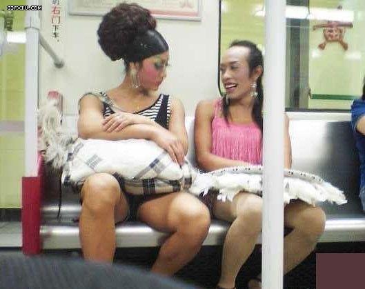 地铁上的美女人妖大哥(点击浏览下一张趣图)