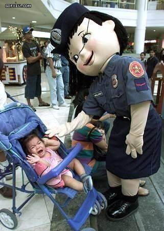 卡通警察吓坏宝宝(点击浏览下一张趣图)
