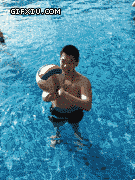 一男子在水里耍球技(点击浏览下一张趣图)