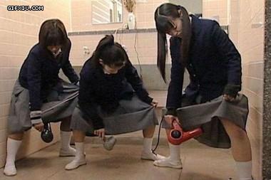 女学生厕所吹风机吹裙子(点击浏览下一张趣图)