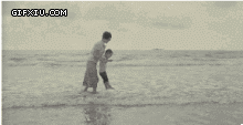 海边玩水的幸福的母子(点击浏览下一张趣图)