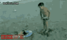 躺在海滩上小心调皮的小孩撒尿(点击浏览下一张趣图)