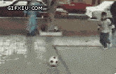 外国小孩踢足球摔倒了(点击浏览下一张趣图)