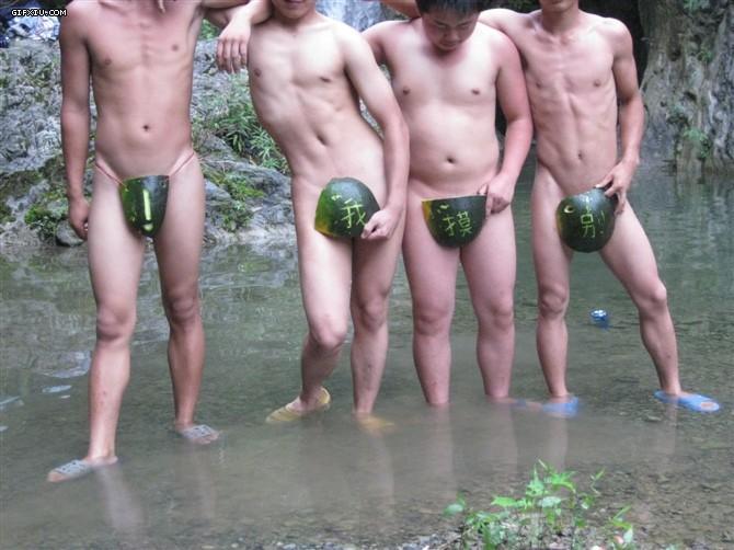 几个裸体的男人用西瓜皮遮掩下体：别摸我(点击浏览下一张趣图)