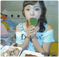 可爱的女生吃树叶(点击浏览下一张趣图)