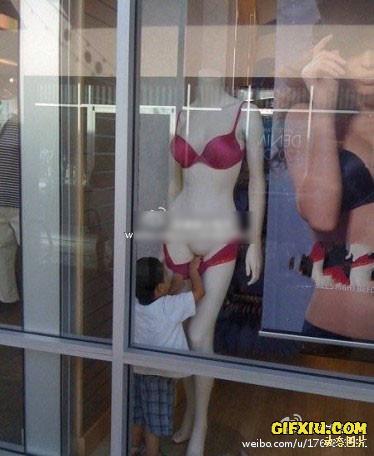 搞笑的小孩子在内衣店把模特内裤脱掉了(点击浏览下一张趣图)