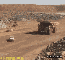 在卡特彼勒矿车面前，一切汽车都是渣.gif(点击浏览下一张趣图)