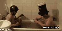 老外无聊在浴池里放烟花鞭炮(点击浏览下一张趣图)