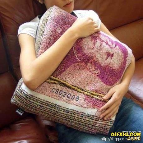 美女真是爱钱如命：人民币版沙发垫(点击浏览下一张趣图)