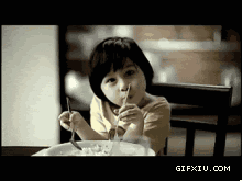 可爱的小女孩吃饭(点击浏览下一张趣图)