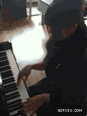 美女发疯似的弹钢琴(点击浏览下一张趣图)