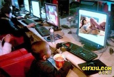 搞笑的小孩还在吃奶就在网吧看色情片呢(点击浏览下一张趣图)