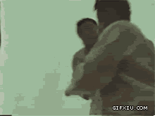 柔道电影：摔跤把人当成炸弹扔了(点击浏览下一张趣图)