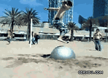 沙滩玩跳跃的时候气球破了(点击浏览下一张趣图)