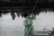 搞笑的小朋友钓鱼被吓到了：小盆友是第一次钓鱼吧？鱼都快被你转晕了！！！.gif(点击浏览下一张趣图)