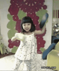 可爱的小女孩穿着睡衣拿着拖鞋跳舞(点击浏览下一张趣图)