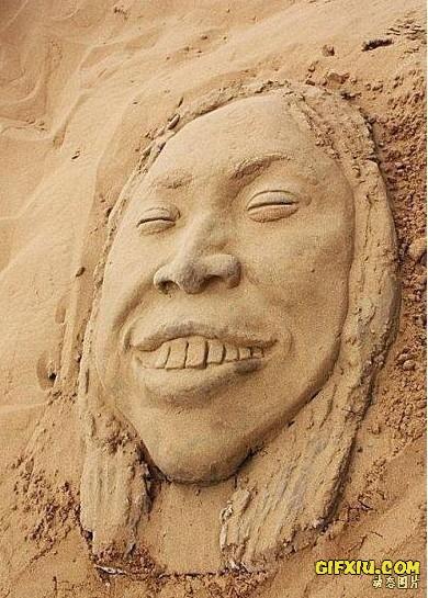 在沙滩上雕刻的凤姐的塑像(点击浏览下一张趣图)