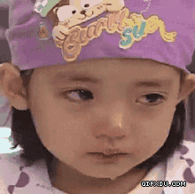 可怜的小女孩眼泪从脸上慢慢滑落(点击浏览下一张趣图)