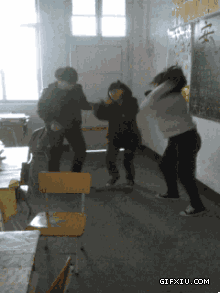 几个非主流的学生在教室疯狂的乱跳(点击浏览下一张趣图)