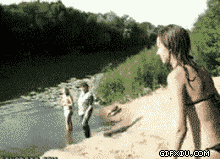 恶搞整人图片:比基尼美女水池边恶搞别人把自己推进水池里面了(点击浏览下一张趣图)