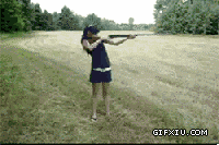 美女搞笑动态图片：看来打枪这种事情确实不适合女生~.gif(点击浏览下一张趣图)