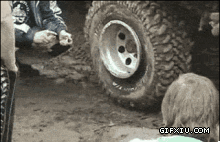 看下老外怎么给汽车轮胎充气：还可以这样给轮胎充气，以前的都弱爆啦.gif(点击浏览下一张趣图)