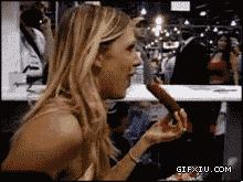 疯狂的美女公从场所吞吃香肠让人想入非非(点击浏览下一张趣图)