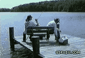好倒霉的人啊：钓鱼的时候掉水里 了：你起来倒是说一声啊！！.gif(点击浏览下一张趣图)