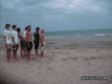 笑死人的一群疯子在海滩上模仿保龄球撞击：叫上一群愿意和你一起二的盆友一起来玩人肉保龄球吧！好嗨啊~.gif(点击浏览下一张趣图)