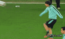 搞笑的足球动画图片：梅西你知道C罗在笑你吗？.gif(点击浏览下一张趣图)