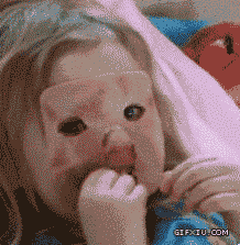 搞怪的小女孩把火腿贴在脸上当面膜给吃掉了：孩子，你能别这样吃火腿肠好么~~~~ 吓死爹了。.gif(点击浏览下一张趣图)