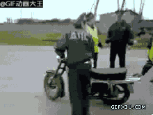 搞笑的外国警察的摩托不要人开也能跑：大哥 你摩托车跑了还不去追 。.gif(点击浏览下一张趣图)